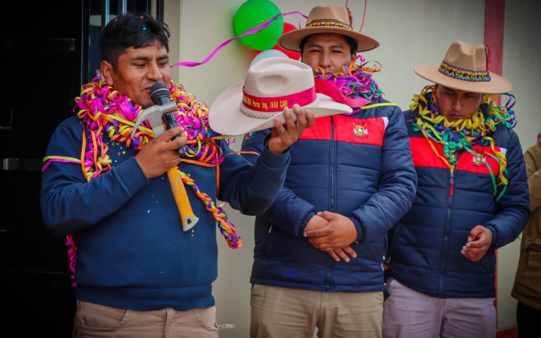 ALCALDE IVAR CARI INAUGURA SALÓN MULTIUSOS N.° 10 EN LA COMUNIDAD DE CHILLHUATIRA